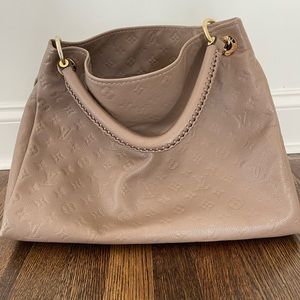 Louis Vuitton artsy shoulder bag — used like new.